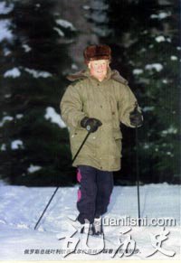 俄罗斯总统叶利钦在瓦尔代森林中踩着滑雪板散步