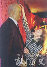 圣彼得堡历史博物馆工作人员玛丽纳·莫斯科夫基娜给“叶利钦总统”梳头