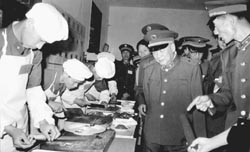 1986年,余秋里同志在南京军区某师考察培养军地两用人才工作时,观看战士烹调表演