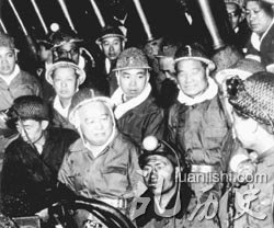 1981年4月,余秋里同志在山西官地煤矿井下了解机械化采煤情况。
