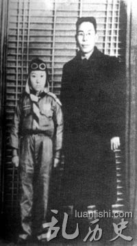 丁肇中10岁时穿着照相馆的飞行服与父亲合影，但他光辉灿烂的事业却是在科学界