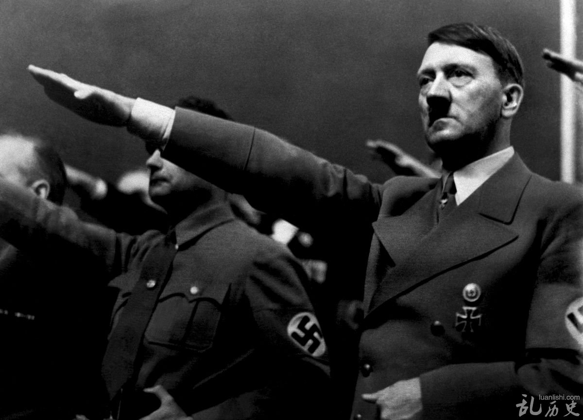 二战解密：希特勒到底是怎么死的?“他”杀还是自杀