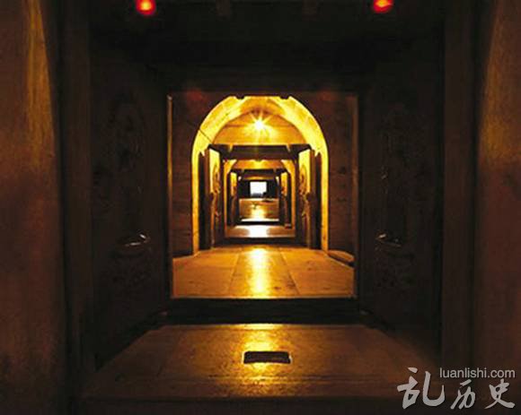 揭秘:古墓长明灯千年不熄之谜!