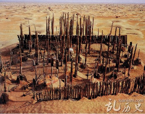 罗布泊"小河墓地"千年古墓 惊现4000年木乃伊