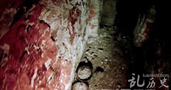 墓室底部显然覆盖了一层碎石。目前从录像里还没发现该墓里有可以识别的遗体迹象