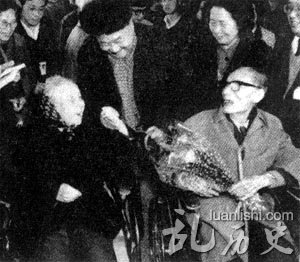 1991年3月30日,在夏衍文学创作生涯60周年展览会上,夏老喜遇旧友。左起:冰心、萧乾、夏衍