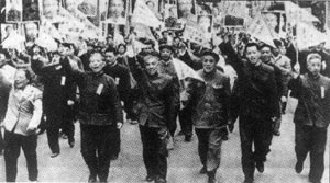广州各界50多万人举行示威大游行,抗议美国侵犯越南。陶铸(右四)等走在队列前列