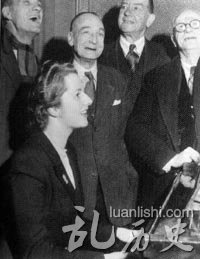 竞选结束后玛格丽特·撒切尔以钢琴伴奏，与4位选民一起唱歌