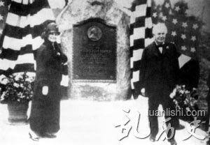 爱迪生与他的第二位妻子玛依娜在纪念碑前