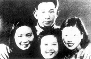 聂耳与女演员在一起。左起:王人美、于知乐、胡笳