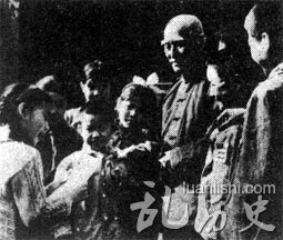 1980年,叶圣陶同北京东四九条小学的少先队员在一起