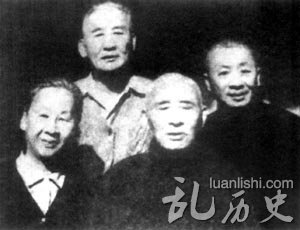 1921年4月,叶圣陶与沈雁冰(前左者)、郑振铎(中坐者)、沈泽民(左站者)合影
