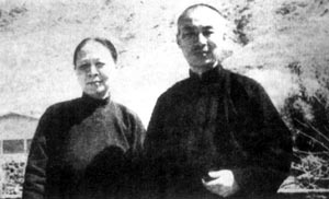 1919年,叶圣陶同夫人胡墨林摄于苏州甪直,当时他们在该地做小学教员