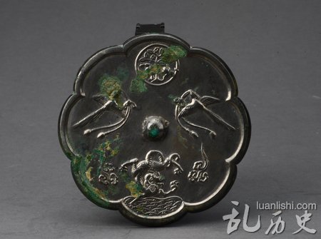 唐代文物"双鸟衔带龙纹葵花式铜镜":多种纹样共聚一堂