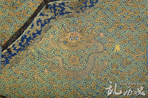 乾隆皇帝的龙袍：缂金十二章龙袍