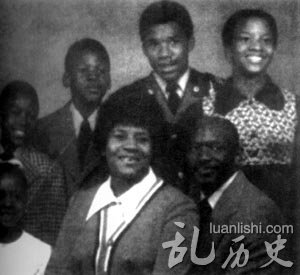 1972年,小乔丹全家福(左三为乔丹)