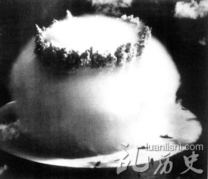 原子弹爆炸,几条旧式的船翻沉入海