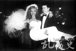 1991年9月5日,约翰与凯丽在巴黎举办盛大的浪漫婚礼,当时凯丽已身怀有孕