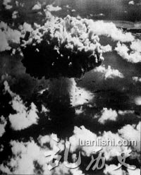 原子弹爆炸，花冠似的水以子弹的速度射向空中