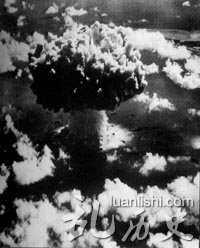 原子弹爆炸,花冠似的水以子弹的速度射向空中