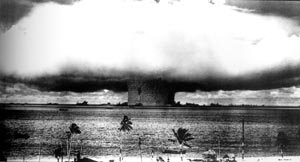 美国在比基尼进行水下原子弹试验爆炸的恐怖景象