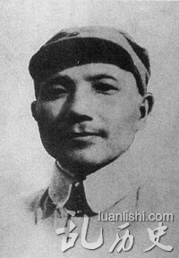 致力于抗日民族革命战争,任八路军政治部副主任、一二九师政委的邓小平