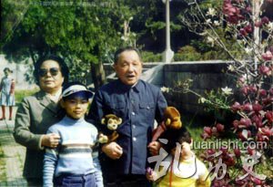 1984年,与孙子萌萌和孙女羊羊,还有玩具小猴子们