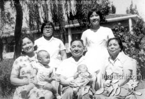 1974年,邓小平70大寿,最高兴的莫过于抱着孙儿们照相了
