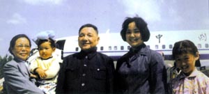 1975年5月,邓小平访问法国归来,邓小平的夫人和邓楠等都去机场迎接