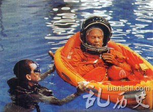 1998年,他在接受逃生方法训练