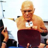 1998年,他在升空前接受体检