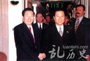 1998年4月在亚欧首脑会议期间,金大中会见朱镕基总理。