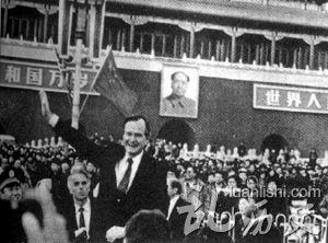 美国总统布什和夫人巴巴拉抵达北京,经天安门时,布什总统和夫人与市民见面