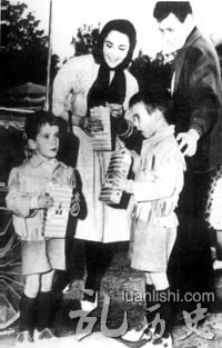 1959年,埃迪·费舍尔陪同泰勒和孩子们去迪斯尼乐园