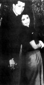 1950年,泰勒与尼克·希尔顿在卵石海滩度蜜月