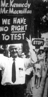 鲍林积极提倡人类和平，反对核试验。图为他在白宫门前举行抗议示威
