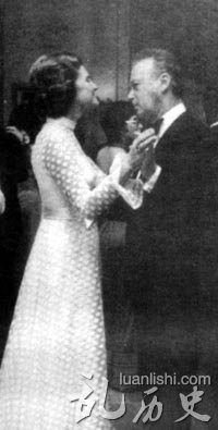 1974年,拉宾访美时,硬着头皮与福特夫人跳舞,这是他唯一一张跳舞的照片
