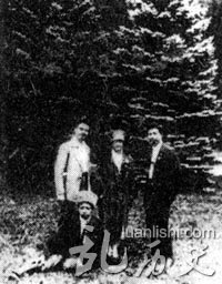 1927年冬,邓演达(右一)与宋庆龄(中)、王人达(前坐)等在南俄合影