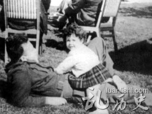 1953年,拉宾与心爱的女儿达莉亚在一起,他为初为人父而感到骄傲