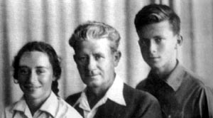 拉宾与父亲和妹妹摄于1942年,这时他的母亲刚刚去世