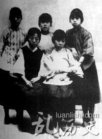 天津妇女国民会议促成会部分成员合影。左起,前排:邓颖超、张颖芳;后排;张广煦、王卓吾、冯梅先