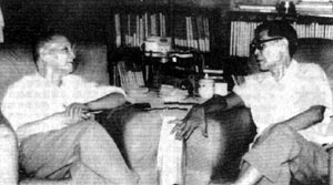 1985年夏,王鹤寿(右)向陈云同志汇报工作