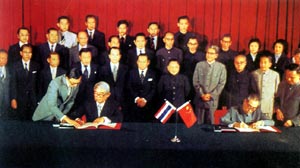1975年7月在医院会见泰国总理克立·巴莫,并签署两国建立外交关系的联合公报。这是他最后一次签署外交文件