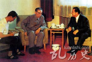 1975年9月在医院会见访华的罗马尼亚代表团团长维尔德茨,这是他最后一次会见外宾