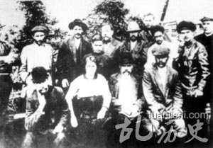 1903年,斯大林(后排右二)与一起被流放到西伯利亚的政治犯