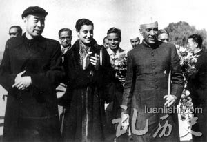 1954年10月在北京机场欢迎访华的印度总理尼赫鲁