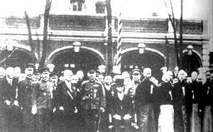 溥仪(中坐者)在就任“满州国”执政典礼的仪式上。其左为日本关东军司令本庄繁,右为国务总理郑孝胥