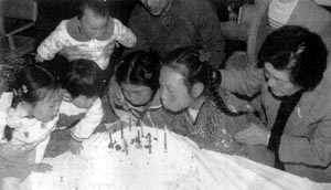 来自全国各地的试管婴儿欢聚一堂,为郑萌珠庆贺生日