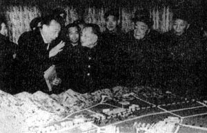 1984年,邓小平、杨尚昆、王震视察深圳特区
