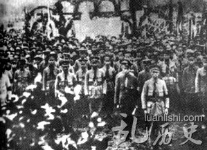 1925年3月25日,东征军集会追悼孙中山,总指挥蒋介石主持大会,总政治部主任周恩来宣读祭文
